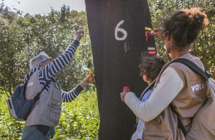 família de voluntários a cuidar dos trilhos da rota vicentina